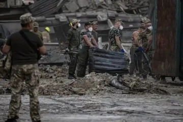 உக்ரைனில் பூனைகளுக்கு உணவு வைக்க சென்றவரிடம் ரஷ்யா கொடூர செயல்!