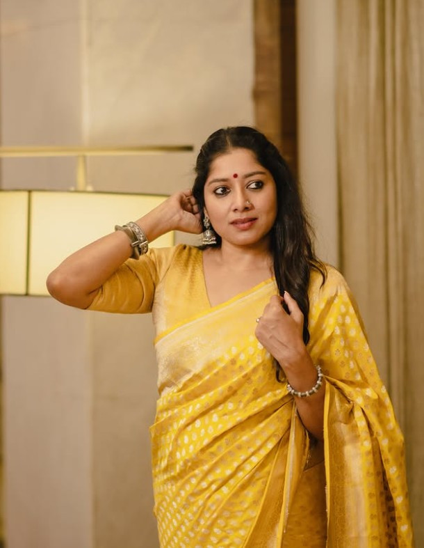 மஞ்சள் நிற புடவையின் அழகில் மயக்கும் Heart Beat Web தொடர் புகழ் அனுமோல் 3 Gallery