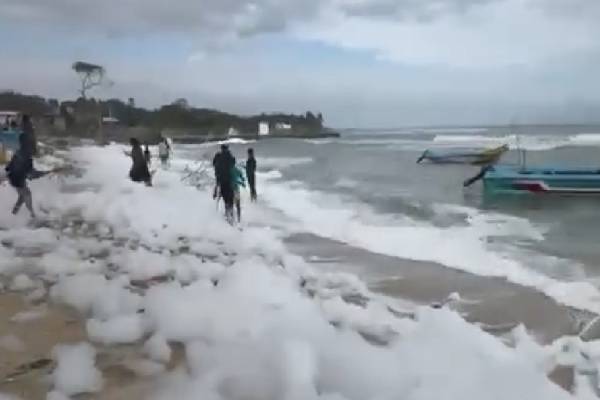 யாழ். கடற்பரப்பில் கரையொதுங்கிய வெள்ளை நுரைகள் ; மக்கள் மத்தியில் பரபரப்பு | White Foam Washed Up On The Jaffna Seashore யாழ். கடற்பரப்பில் கரையொதுங்கிய வெள்ளை நுரைகள் ; மக்கள் மத்தியில் பரபரப்பு | White Foam Washed Up On The Jaffna Seashore