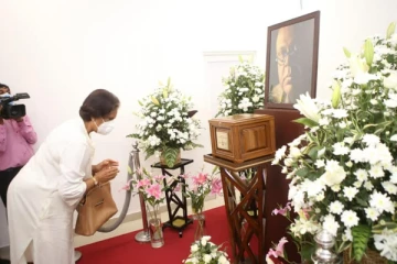 எங்களுடன் போராட மீண்டும் வாருங்கள்!மங்கள குறித்து சந்திரிக்கா உருக்கமான பதிவு (PHOTOS)