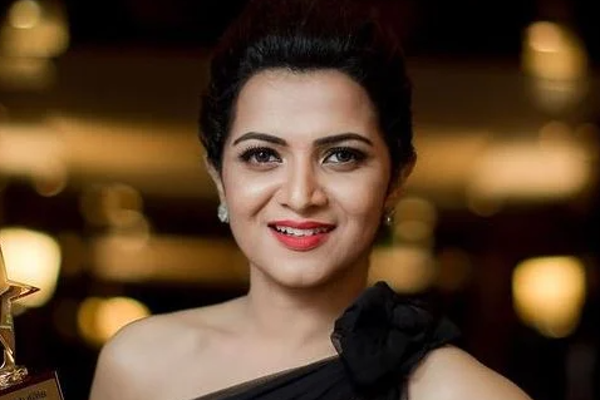 கலக்கலான மாடர்ன் உடையில் போட்டோஷூட்.. வீடியோ வெளியிட்ட தொகுப்பாளினி டிடி