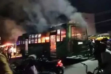 ஆட்டோ மீது மோதிய தனியார் பேருந்து : ஆத்திரத்தில் தீ வைத்த மக்கள்