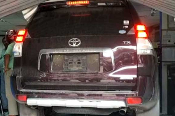 சுவரை உடைத்து வங்கிக்குள் பாய்ந்த காரால் பரபரப்பு! | Car Broke The Wall And Entered The Bank