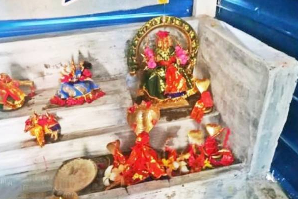 யாழில் இடம்பெற்ற அதிசயம்: மண்ணில் இருந்து வெளிவந்த ஐம்பொன் சிலைகள்! | Miracle In Jaffna Idols Of Aimpon Emerging Soil யாழில் இடம்பெற்ற அதிசயம்: மண்ணில் இருந்து வெளிவந்த ஐம்பொன் சிலைகள்! | Miracle In Jaffna Idols Of Aimpon Emerging Soil