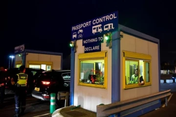 பிரான்ஸ் எல்லையில் பிரித்தானிய பாஸ்போர்ட்டை முத்திரையிடுவது தொடர்பில் தொடரும் குழப்பம்... பிரான்ஸ் விதிகள் என்ன சொல்கின்றன?