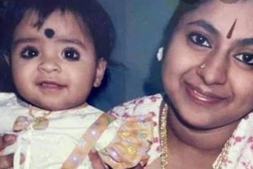 இந்த புகைப்படத்தில் இருக்கும் பிரபலம் யார் என்று தெரியுமா?- தற்போதைய சென்சேஷன் பிரபலம்