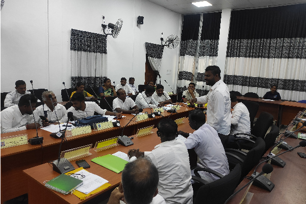 செங்கலடி எரிபொருள் நிலையத்தில் எரிபொருள் பதுக்கல்! பிரதேச சபையில் குற்றச்சாட்டு | Dissolution Of Pradeshiya Sabhas Economic Crisis