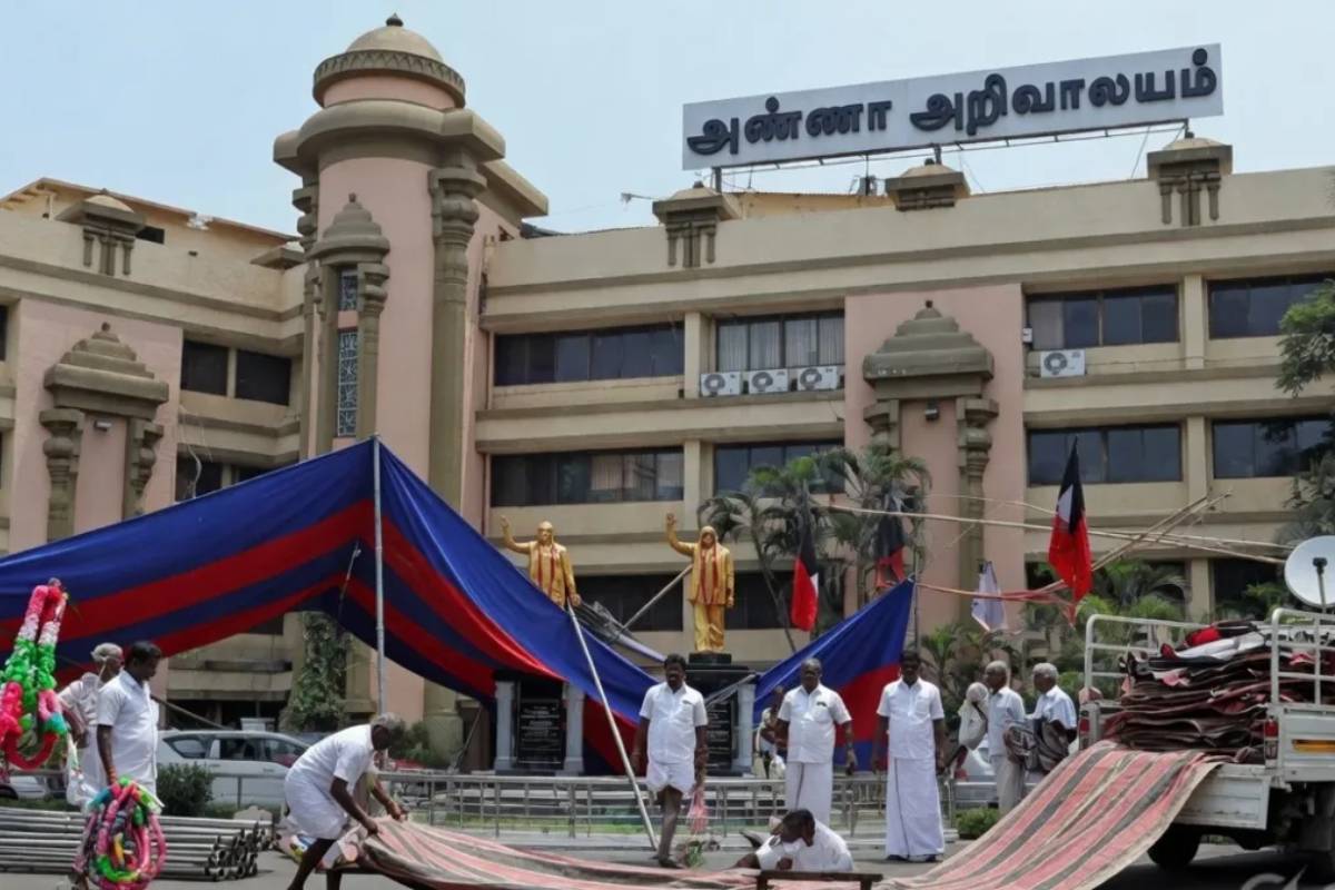 பின்னடைவில் திமுக - அண்ணா அறிவாலயத்தில் அகற்றப்படும் கொண்டாட்ட ஏற்பாடு? | Tn Poll Dmk Backlash Anna Arivalayam Tents Removed