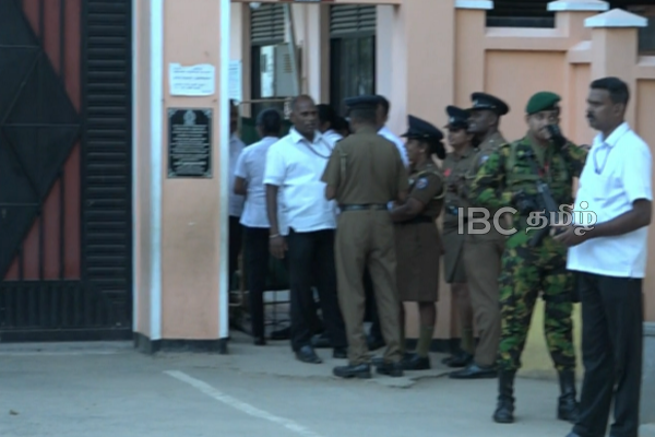 மட்டுவில் பிரதமரின் பாடசாலை நிகழ்வில் புறக்கணிக்கப்பட்ட ஊடகவியலாளர்கள்! | Journalists Denied Access During Pm Visit