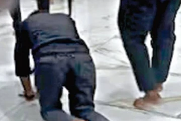 இலக்கை எட்ட முடியாத ஊழியர்களை சங்கிலியால் கட்டி நாய் போல இழுத்துச் சென்ற கொடூரம்