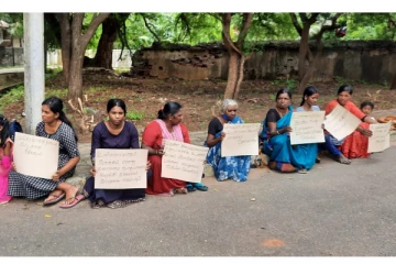 வடக்கு மாகாண ஆளுநர் செயலக முன்றலில் கவனயீர்ப்பு போராட்டம் ( படங்கள்)