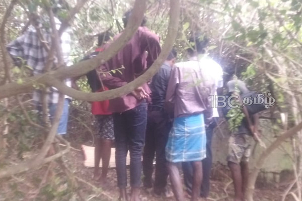 காட்டுப் பகுதியில் ஆணின் சடலம் - கொலையா; பல்வேறு கோணங்களில் முடுக்கிவிடப்பட்ட விசாரணை! | Vavuniya Poovarasankulam Death Police Jaffna