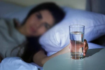 உறங்க செல்லும் முன் தண்ணீர் குடிப்பதை தவிர்க்கவேண்டுமாம்! வேறு என்ன செய்யலாம்?