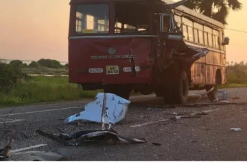 யாழில் இருபேருந்துகள் மோதி கோரவிபத்து; பயணிகள் நிலை என்ன (Photos)