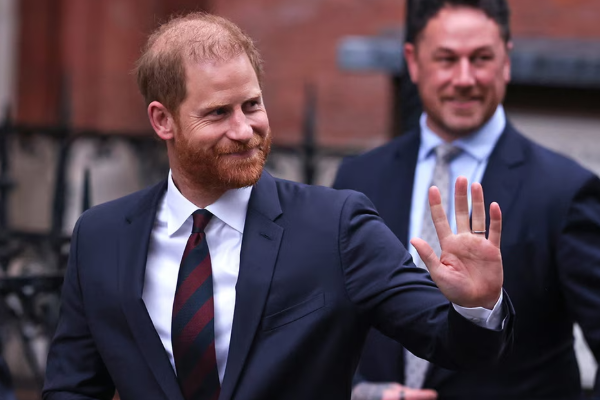 லண்டன் நீதிமன்றத்தில் முன்னிலையாகிய இளவரசர் ஹாரி | Prince Harry Holds Back Tears As He Tells Court