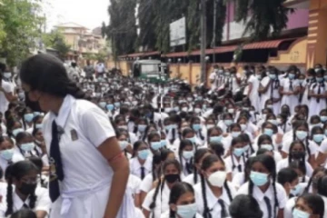 ගුරුවරියගේ ඇඳුම නිසා පාසලක් උණුසුම් වෙයි - විදුහල්පති සහ ගුරුවරිය රෝහලේ..(VIDEO)