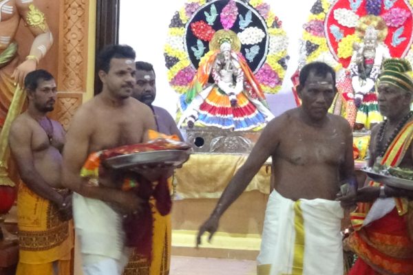 மட்டக்களப்பில் இரண்டரை இலட்சம் ரூபாவுக்கு ஏலம் விடப்பட்ட மாம்பழம் | Mango Auctioned 2 5 Lakh Rupees Batticaloa Kovil