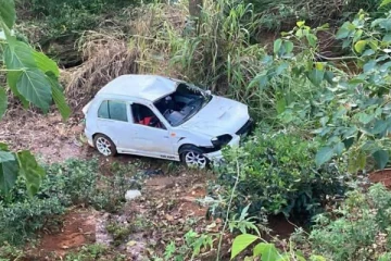 நிவாரணம் வழங்க சென்ற கார் 50 அடி பள்ளத்தில் கவிழ்ந்து விபத்து