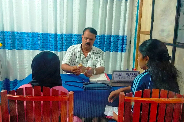காணாமல் போன சிறுமி 24 மணித்தியாலத்திற்குள் கல்முனை பொலிஸாரினால் மீட்பு (Photos) | Missing Girl Rescued By Kalmunai Police 24 Hours