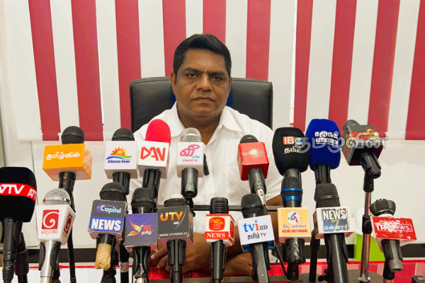 மன்னாரில் பண்டிகைக் காலத்திற்கு என ஒதுக்கப்பட்ட வியாபார நிலையங்களில் பாரிய ஊழல் மோசடி | Massive Corruption Fraud Business Establishments