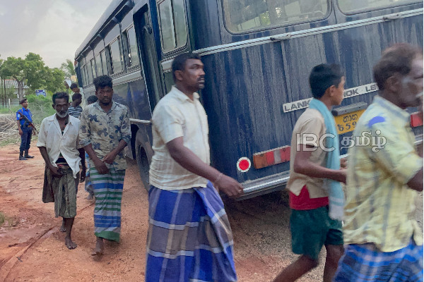 சிறிலங்கா கடற்பரப்பிற்குள் அத்துமீறிய இந்திய கடற்தொழிலாளர்கள் - நீதிமன்று விடுத்துள்ள உத்தரவு! | Sri Lanka India Fisher Man Arrest Police Court Sl