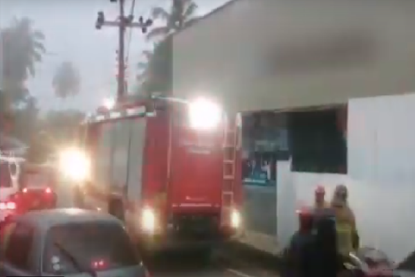 அட்டைப் பெட்டி உற்பத்தி தொழிற்சாலையில் தீ விபத்து | Fire At A Cardboard Box Manufacturing Factory அட்டைப் பெட்டி உற்பத்தி தொழிற்சாலையில் தீ விபத்து | Fire At A Cardboard Box Manufacturing Factory