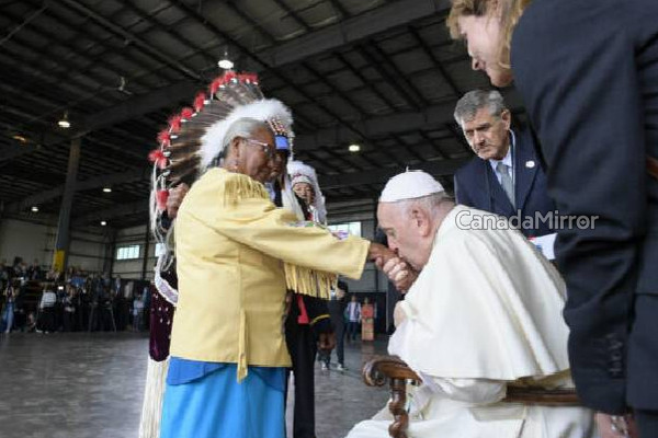 கனடாவில் பழங்குடியினரிடம் மன்னிப்பு கோரிய போப் ஆண்டவர் | Pope Francis Apologizes To Tribal People In Canada