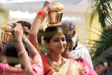 படுகர் முறைப்படி குட் நைட் பட ஹீரோயினுக்கு முடிந்த திருமணம்! புகைப்படங்கள் இதோ