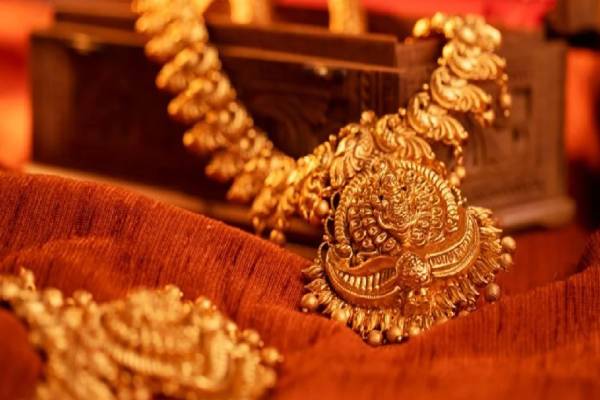 லட்சத்தை விட்டு இறங்கிய தங்கம் விலை - எதிர்கால நிலவரம் என்ன? | Gold Price Today Jan 1 2026
