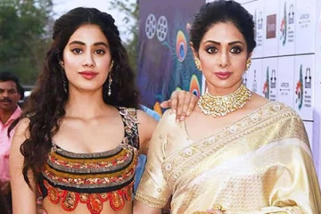 எல்லையை மீறும் ஸ்ரீதேவி மகள் ஜான்வி கபூர்.. படு கிளாமர் உடையில் கொடுத்த போஸ்