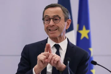 குடியுரிமை பெறுவதற்கான நிபந்தனைகள் கடினமாக்கப்படும்: பிரான்ஸ் உள்துறை அமைச்சர்