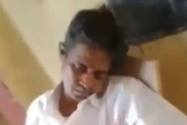 பேருக்கு அரசு பள்ளி ஆசிரியர் ; ஆனால் செய்வதோ..குடித்துவிட்டு வகுப்பறையில் உறங்குவது - வைரலாகும் புகைப்படம் - தமிழ்நாடு