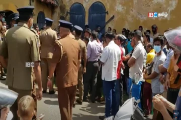 காலி - எரிபொருள் நிரப்பு நிலையத்தில் அடிதடி!! சுகாதார ஊழியர்கள் மீதும் தாக்குதல்