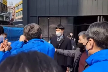 பிரசாரத்தின் போது ஆளும் கட்சி தலைவரை சுத்தியலால் தாக்கிய நபரால் பரபரப்பு