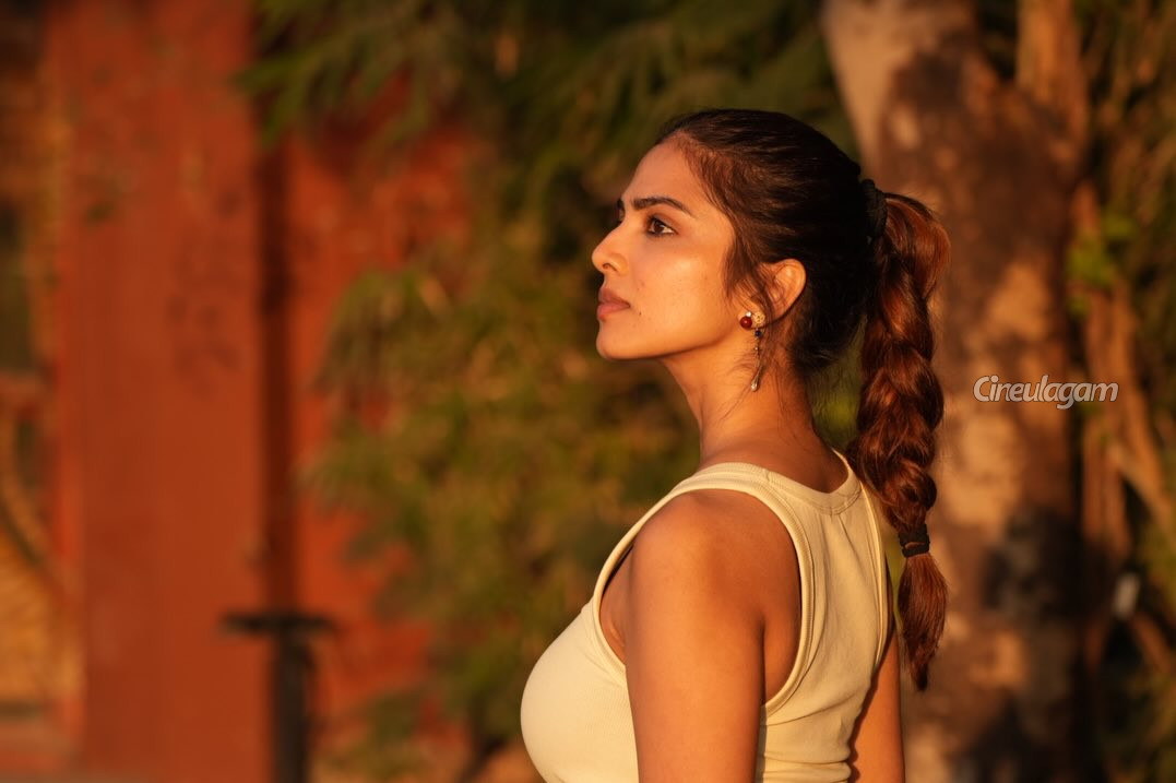 நடுக்காட்டில் போட்டோஷூட்.. மாளவிகா மோகனனின் இந்த புகைப்படங்களை எடுத்து யார் தெரியுமா 4 Gallery