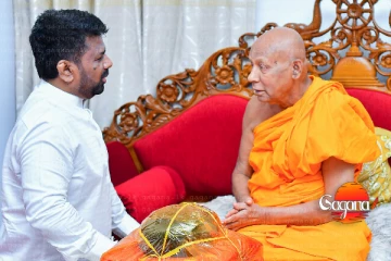 සුබ නව අවුරුද්දේ ජනපති දළදා සමිඳුන් වැඳ පුදාගනී