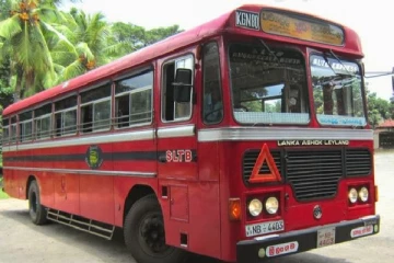 நிறுத்தாது சென்ற பேருந்து மீது கல் வீசிய யுவதி!