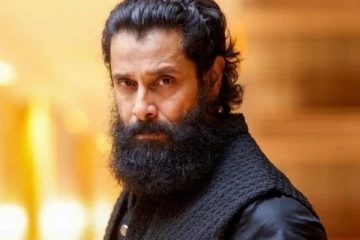 அச்சு அசல் அப்படியே நடிகர் விக்ரம் போல் நபர்.. புகைப்படத்தை பார்த்தா ஷாக் ஆகிடுவீங்க