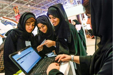 இனி வாரத்திற்கு நான்கரை நாட்கள் மட்டும் வேலை செய்தால் போதும்! பிரபல நாடு வெளியிட்ட முக்கிய அறிவிப்பு