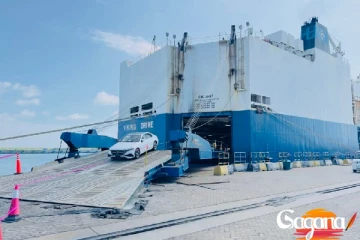 හම්බන්තොට වරායට ආ වාහන නැව