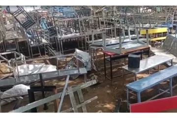 கள்ளக்குறிச்சி மாணவி தற்கொலை விவகாரம் - எடுத்துச் சென்ற பொருட்களை சாலையில் வீசிவிட்டுச் சென்ற மக்கள்