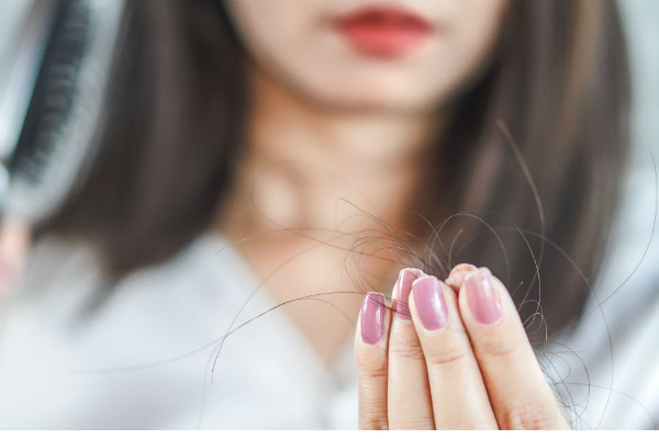 முடி ரொம்ப அடர்த்தியா வளரணுமா? கண்டதையும் தேய்க்காம இந்த ஒரு பொருள மட்டும் போடுங்க! | Natural Hair Growth Remedies For