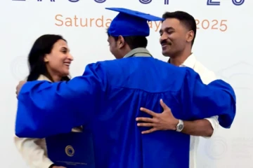 விவாகரத்துக்கு பின் மகனுக்காக ஒன்றாக வந்த தனுஷ் - ஐஸ்வர்யா! போட்டோ படுவைரல்