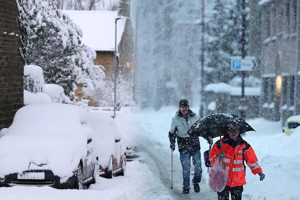 பிரித்தானியாவை அச்சுறுத்தும் உறைபனி; 1000 பாடசாலைகளுக்கு பூட்டு! | Freezing Weather Threatens Uk 1000 Schools Closed