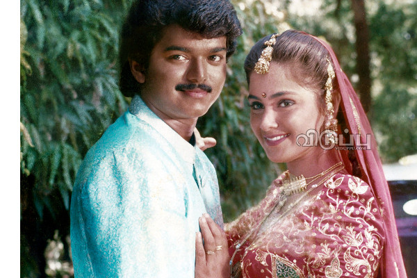 சிவாஜி கணேசனை காக்க வைத்த சிம்ரன்!! காலில் விழுந்து மன்னிப்பு கேட்க வைத்த விஜய்யின் அப்பா.. | Simran Angered Director On The Set Of Once More