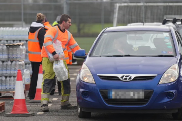 Goretti புயல்: தண்ணீருக்காக வரிசையில் நிற்கும் பிரித்தானியர்கள் | Uk Peoples Left Homes Without Water Amid Goretti