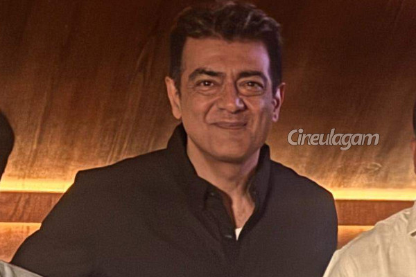 நண்பர்கள் உடன் அஜித்.. யாரெல்லாம் இருக்கிறார்கள் பாருங்க! படுவைரல் ஆகும் போட்டோ | Ajith With Friends Photo Goes Viral