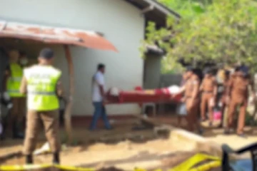 අති බිහිසුණු ඝාතනයකින් අම්බලන්තොට කැළඹෙයි - හිස කඳින් වෙන් කරලා මංසන්දියේ පිළිරුවක ගසා ගිහින්