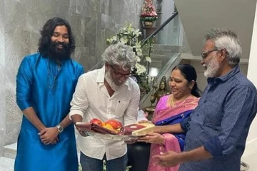 150 கோடியில் கட்டப்பட்டுள்ள வீட்டில் பிரபல இயக்குனருடன் தனுஷ் எடுத்துக்கொண்ட புகைப்படம்.. இதோ