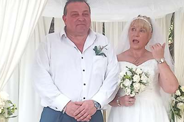 சிங்கள முறையில் திருமணம் செய்த பிரித்தானிய தம்பதியினர்! | A British Couple Married In The Sinhalese Style